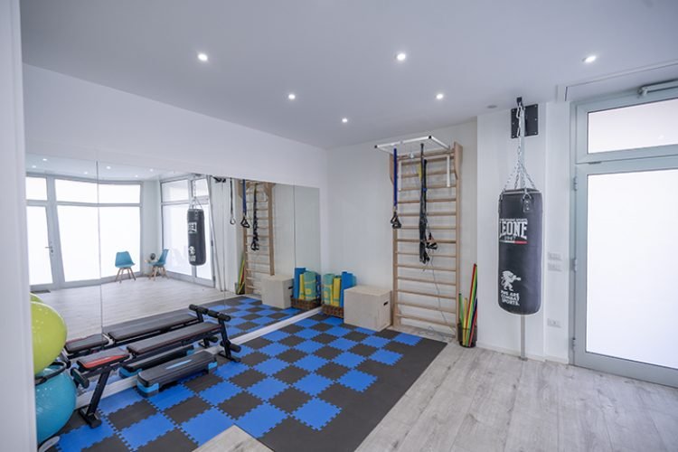 Zona palestra riabilitativa dello studio Alma Fisio a Firenze Novoli con attrezzi per esercizi di fisioterapia e riabilitazione motoria