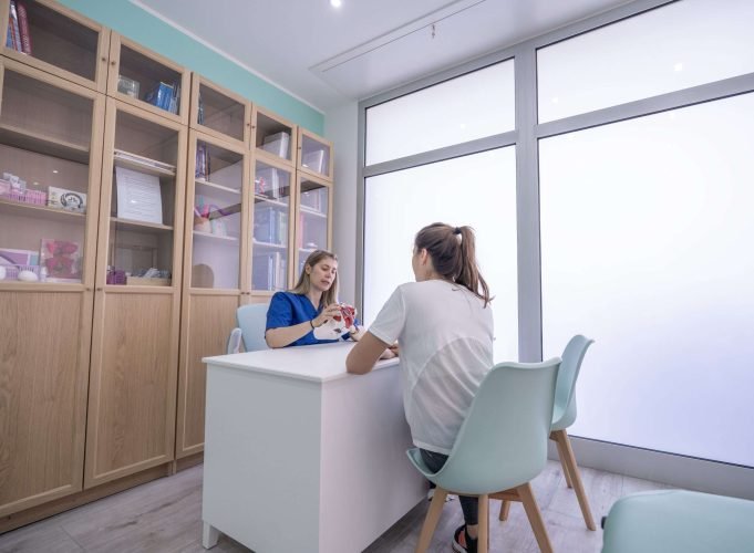 Fisioterapista nel suo studio a Firenze