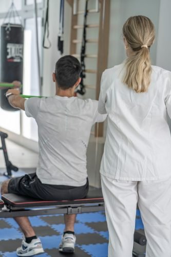 Paziente seguito da fisioterapista durante esercizio di riabilitazione motoria nella palestra di Alma Fisio a Firenze Novoli