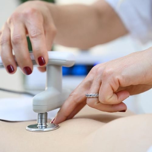 Fisioterapista che applica la tecarterapia su un paziente per ridurre dolore e infiammazione nello studio Alma Fisio a Firenze Novoli